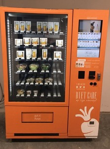 Fresh food vending machine with varieties of sauces